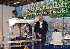 Wiel Nies with his invention: the tube lift.